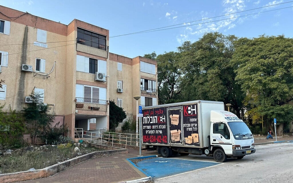 شاحنة لنقل الأثاث من مستوطنة كريات شمونة